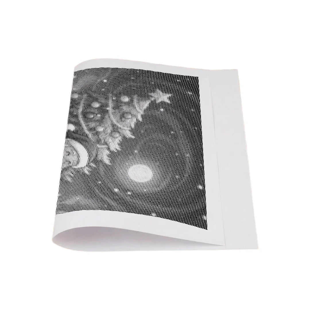 Babbo Natale con l'albero di Natale dipinto a punti