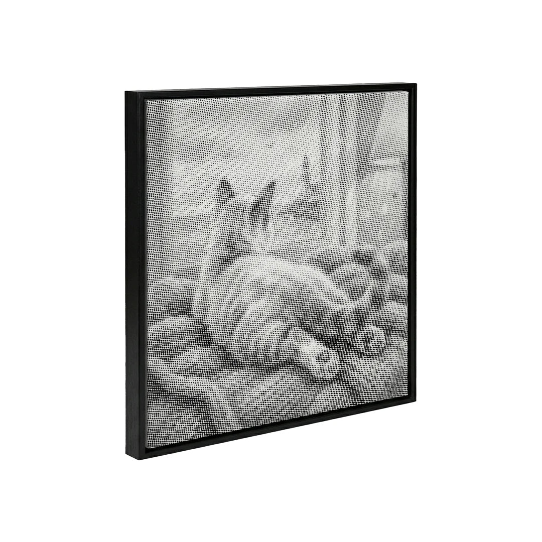 Il gatto guarda la pittura a punti degli uccelli