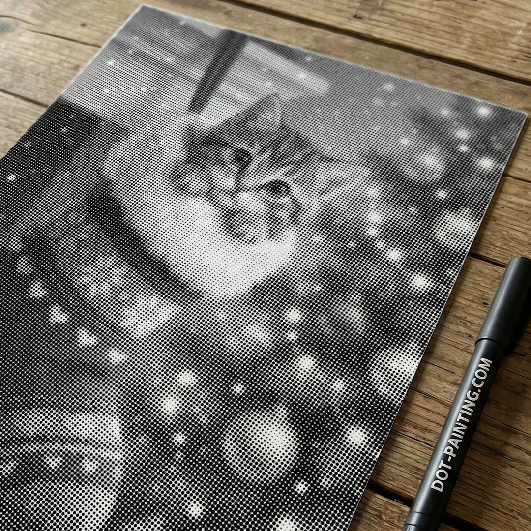 Gattino in un dipinto a pois di un calzino di Natale