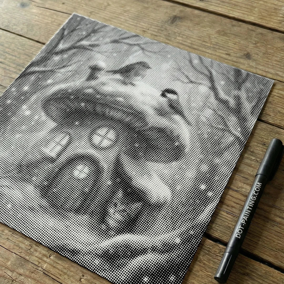 Gattino e uccelli nella pittura a pois di neve