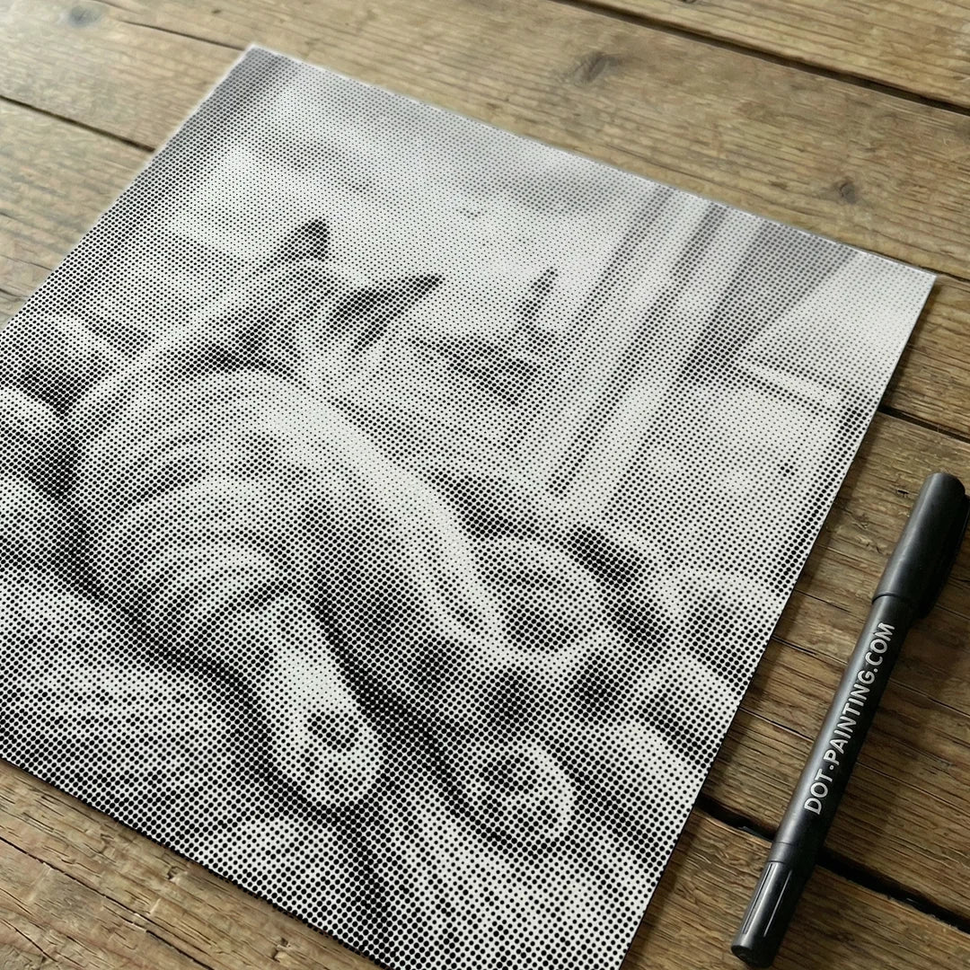 Il gatto guarda la pittura a punti degli uccelli
