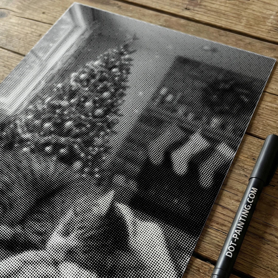 Gatto accanto all'albero di Natale dipinto a punti