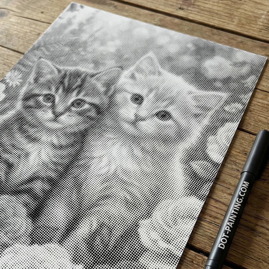 2 gattini con fiori dipinti a punti