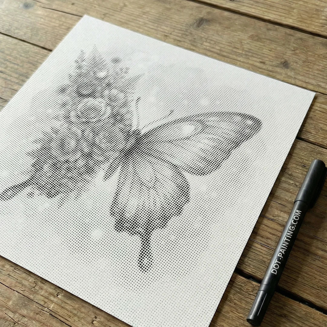 Pittura a pois con farfalle e fiori
