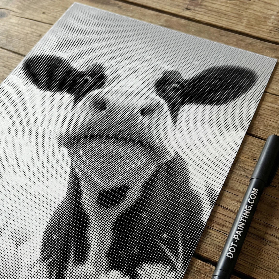 Mucca felice con pittura a punti di fiori