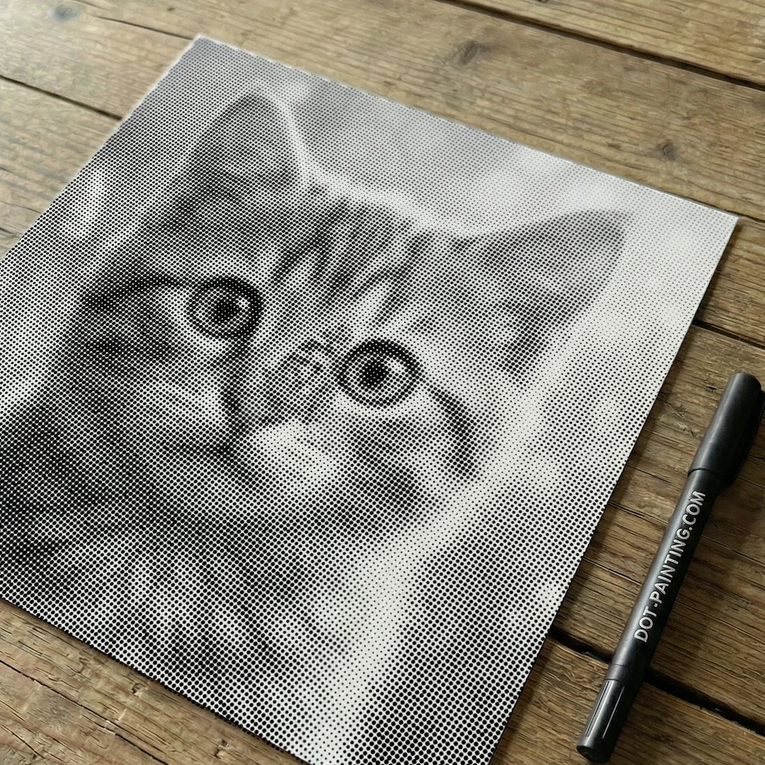 Gatto con pittura a punti di farfalla