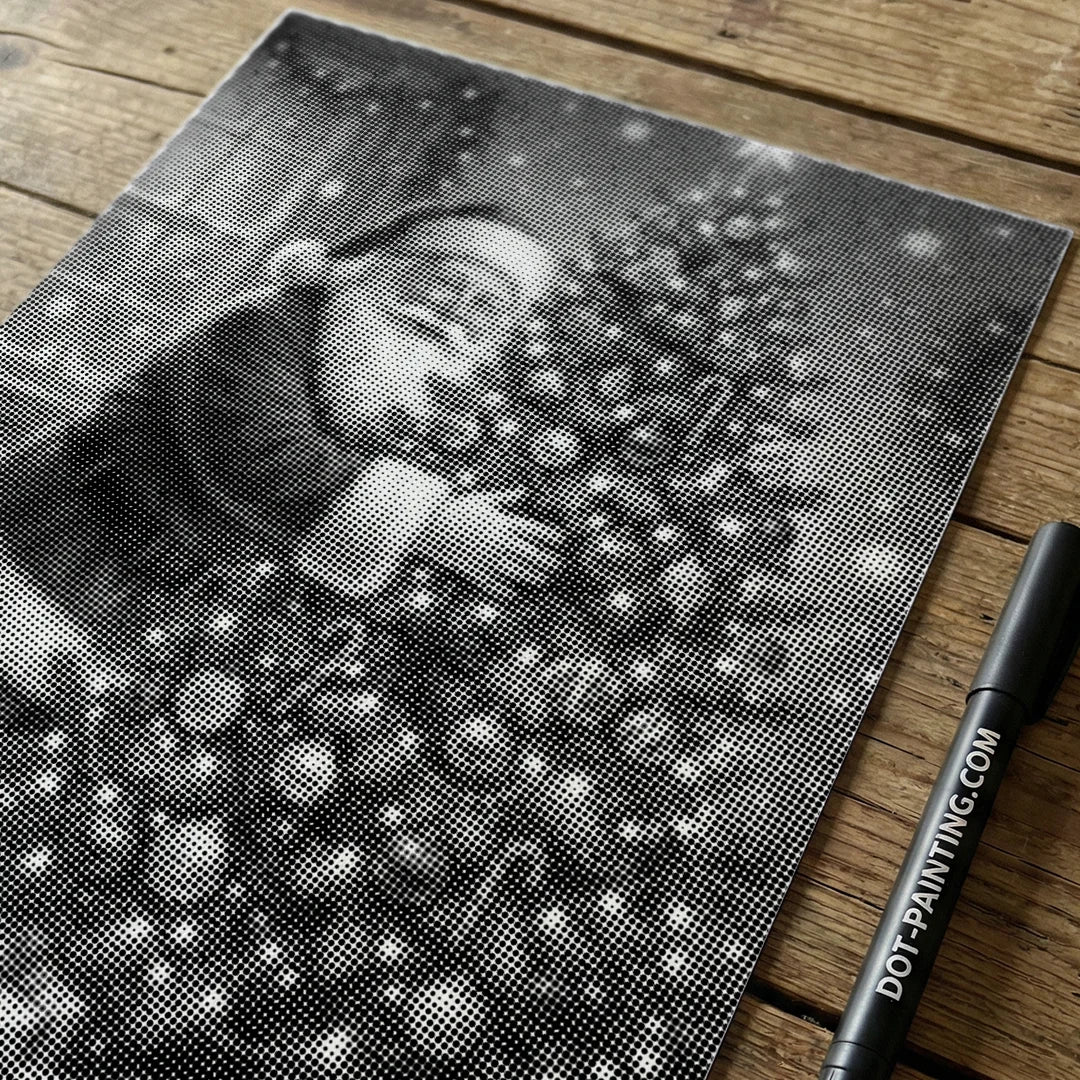 Babbo Natale decora il dipinto a pois dell'albero di Natale